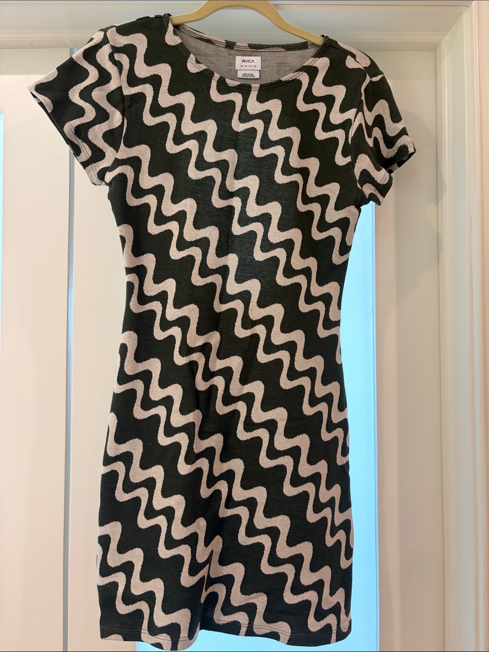 RVCA Khaki Green and Cream Wavy-Print Short Dress
